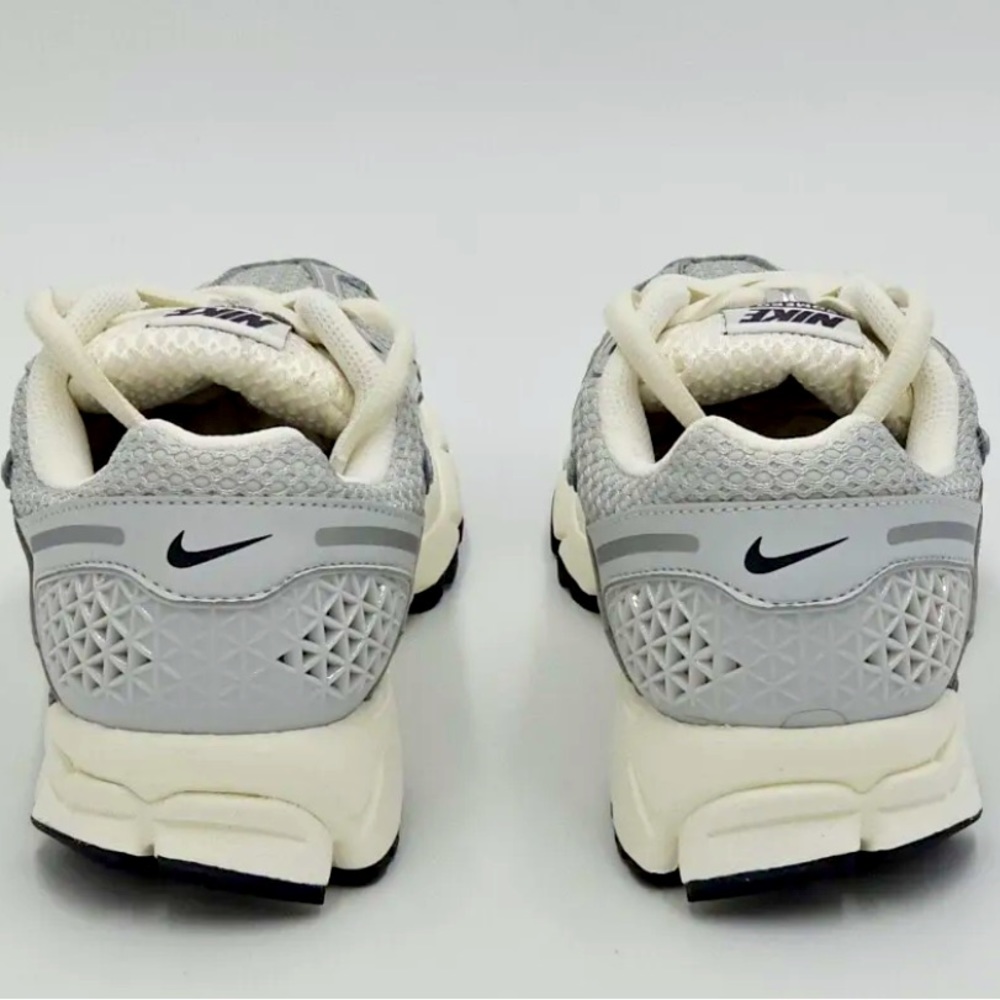 🪙📎🖇️ NIKE ZOOM VOMERO 5 METALLIC SILVER 📐🛸🗑️ - Picture 4 of 7